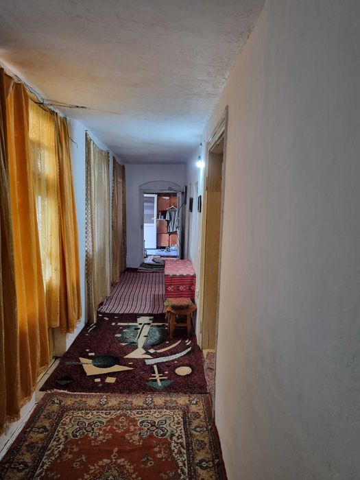 Casa cu curte. Canalizare si baie