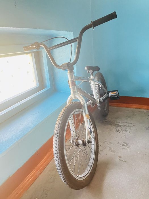 Велосипед BMX серебристый