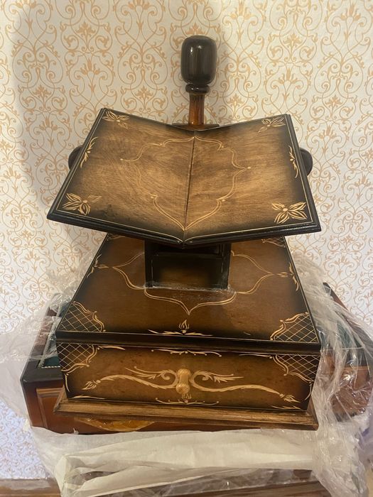 Құран кітапқа арналған қолдан жасалған сатылады ағаш.