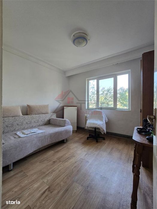 Mircea cel Batran , 2 camere decomandat, etaj intermediar, liber