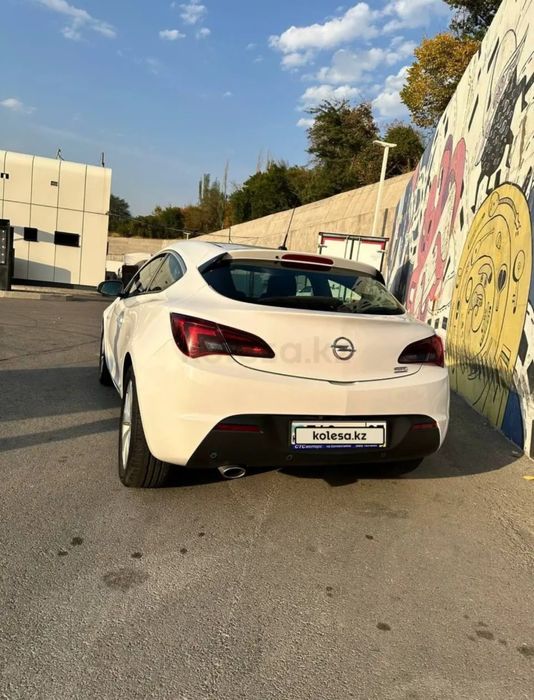 Opel Astra GTC 2013