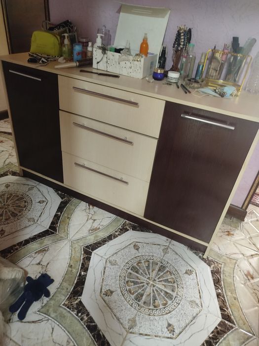 Комод с ящиками и шкафчиками, вместительный
