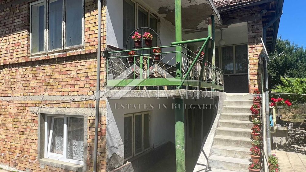 Къща с двор 1050 кв.м в центъра на с. Бенковски, ток, вода