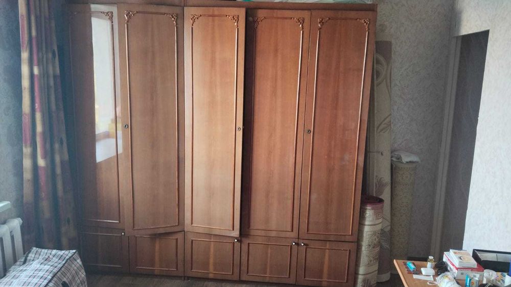 Многостворчатый шкаф