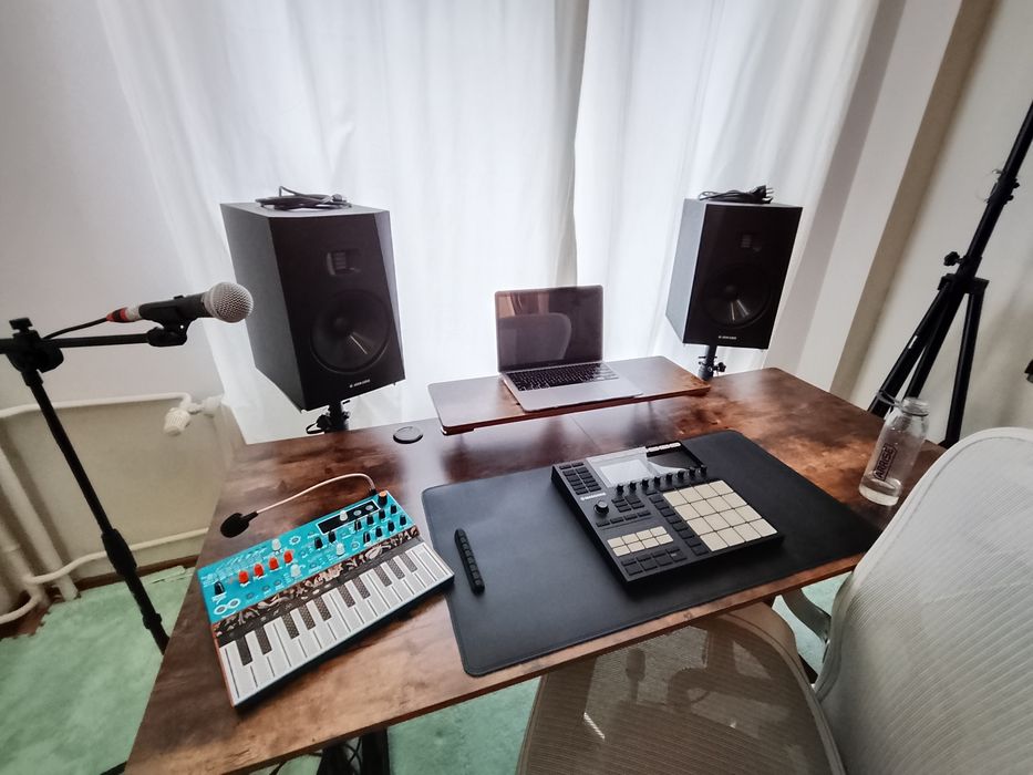 Adam Audio T8V stand bundle