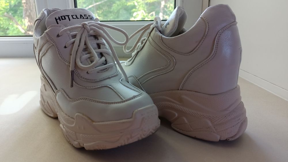 Кроссовки летние и кожаные