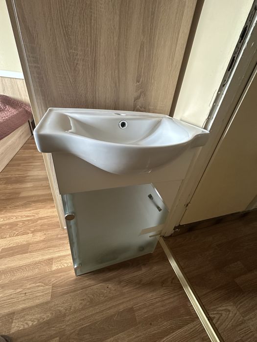 Долен шкаф за баня с умивалник