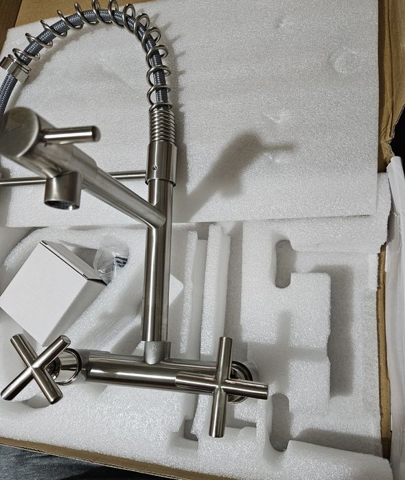 Baterie inox  pentru chiuveta de bucătărie – Model modern cu duș lateral pivotant și montare pe perete
