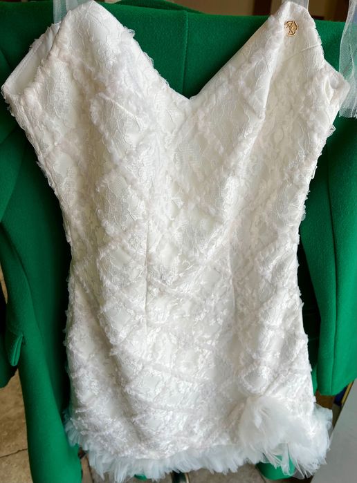 Бяла рокля Алеса