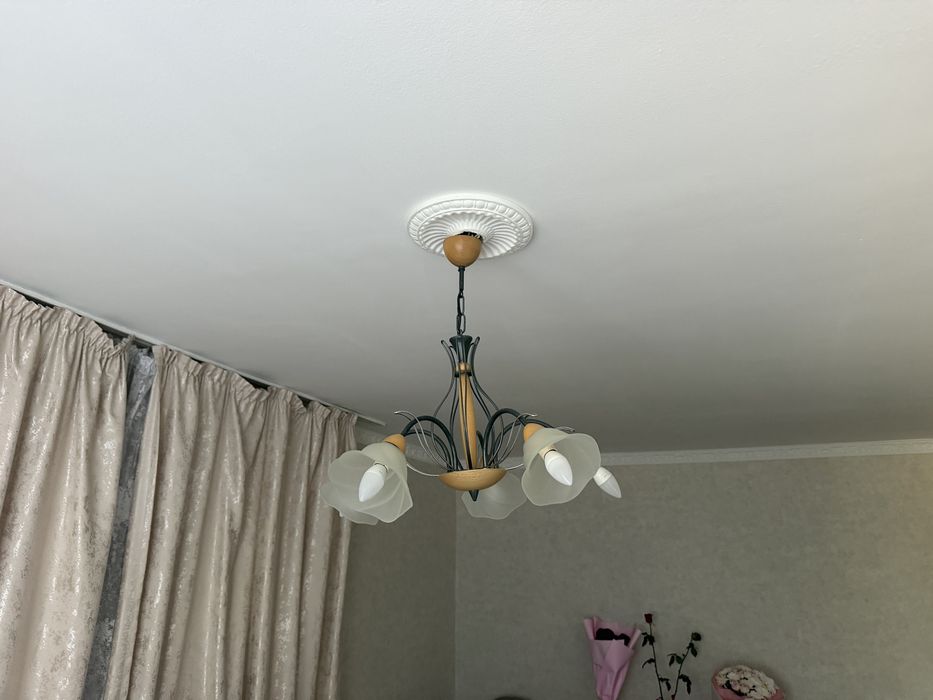 Продам люстру в отличном состояний
