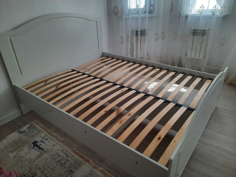Двуспальная кровать с матрасом