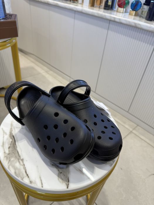 Стильные и удобные тапочки CROCS