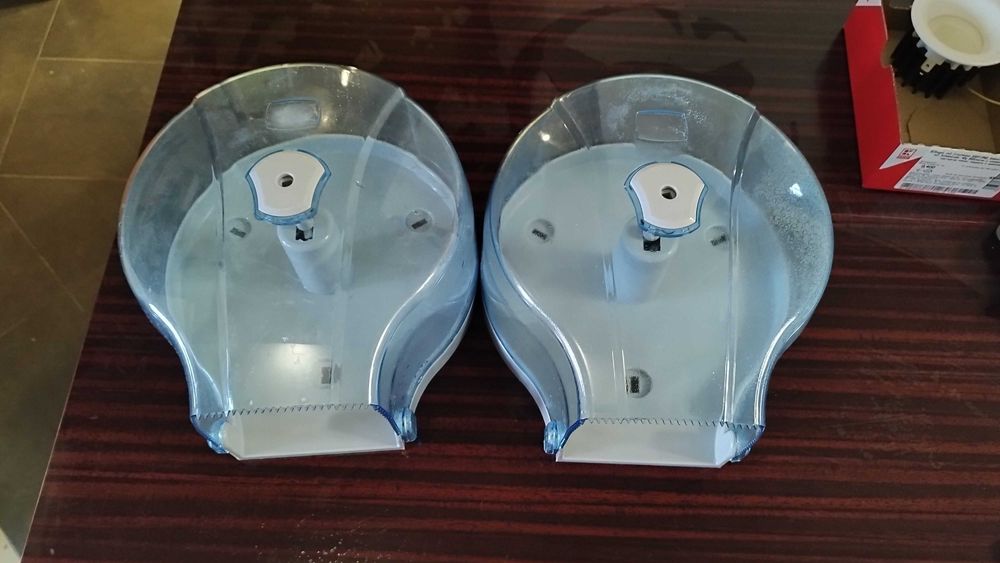 Диспенсъри за течен сапун , тоалетна хартия , кърпи за ръце и кух рола