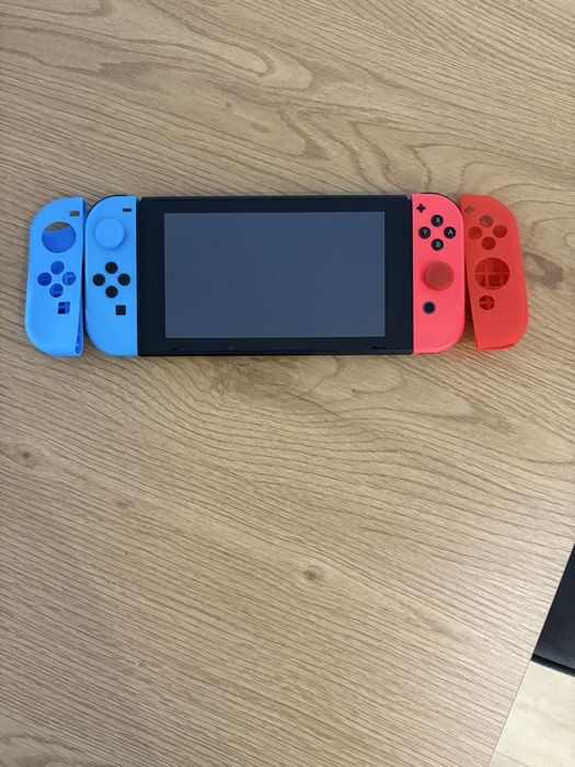 Nintendo Switch с 3 игри и множество аксесоари