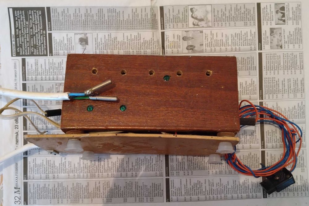 Стабилизиран токоизправител 220 V => 3-5-8 V, 0.5 A