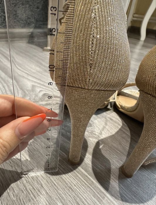 Sandale aurii elegante