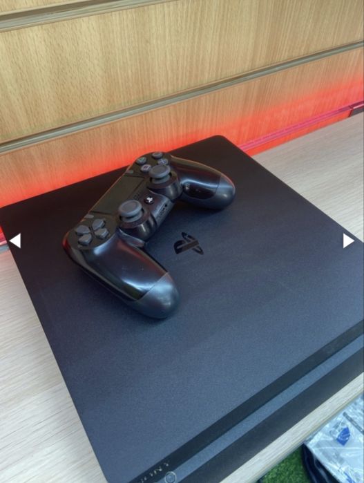 Продам PS4 slim в хорошем состаяние с играми