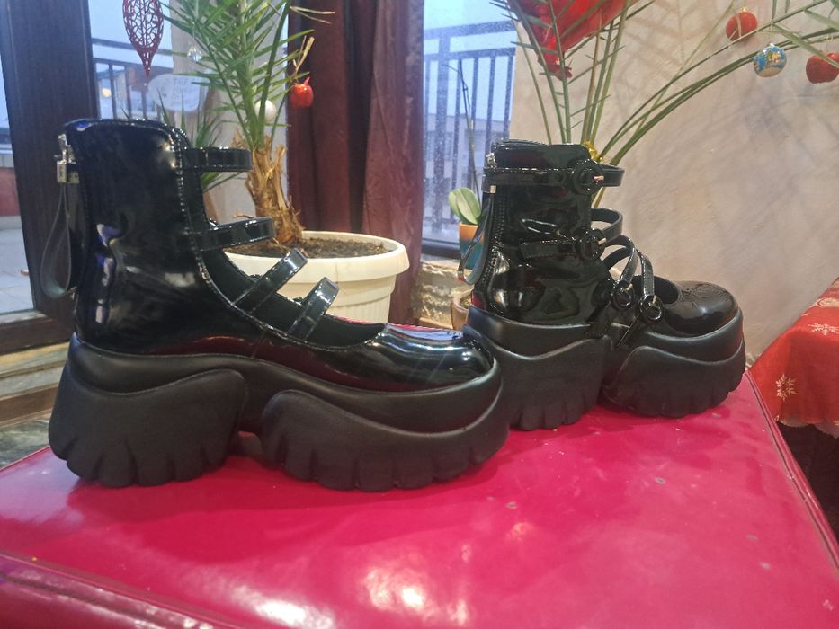 Дамски обувки с платформа