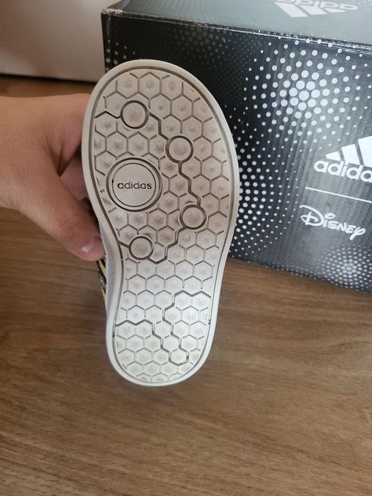 Маратонки Adidas номер 24