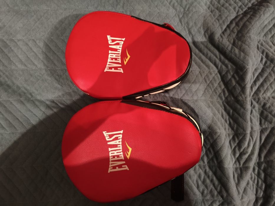 Боксерские перчатки и лапы, бинты, капа.