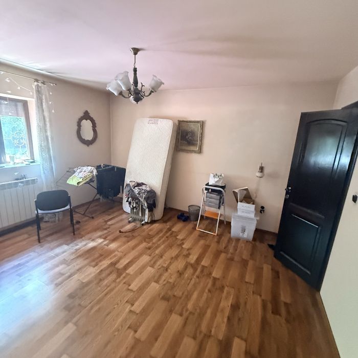 Inchiriez casa 5 camere+ mansarda si curte (200mp)