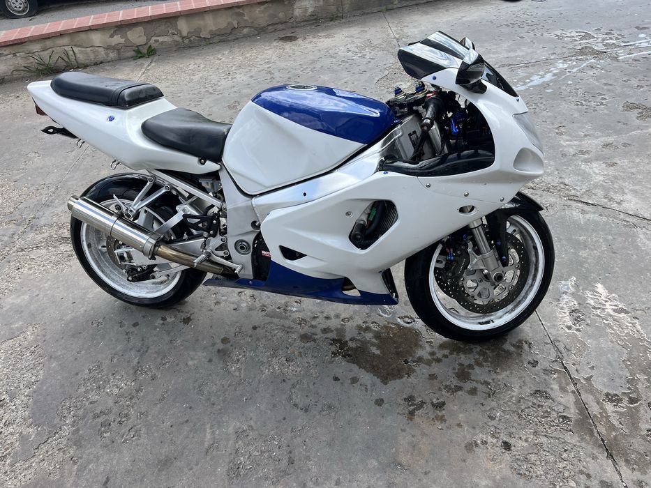 Suzuki gsxr k1 750
