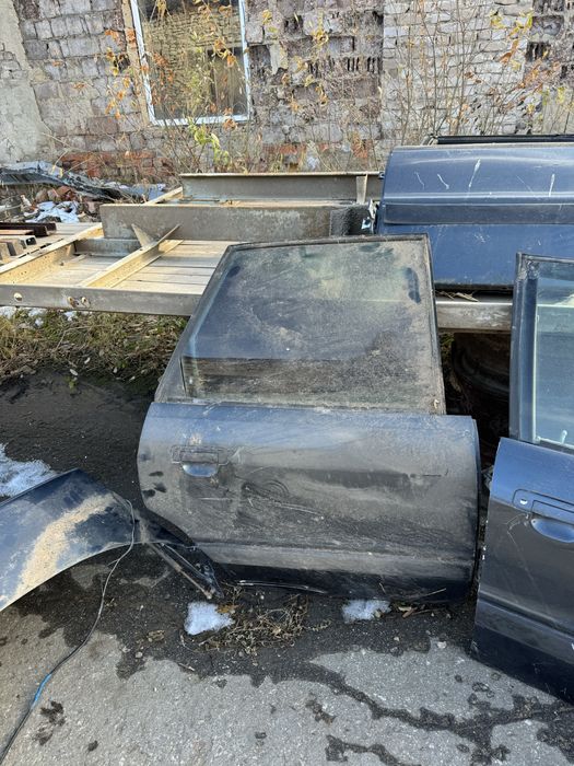 Продам дверь задняя правая , задний бампер от Audi 80.