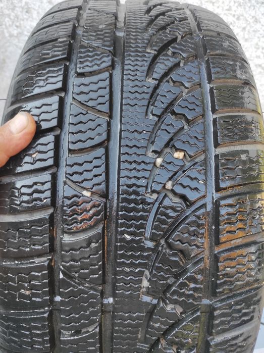 Продава автомобилни гуми 17 цола ,гумите са със 8 ММ грайфер запазени