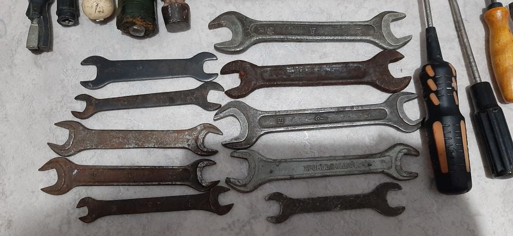 Инструменты гвоздодер, молоток, ключи.