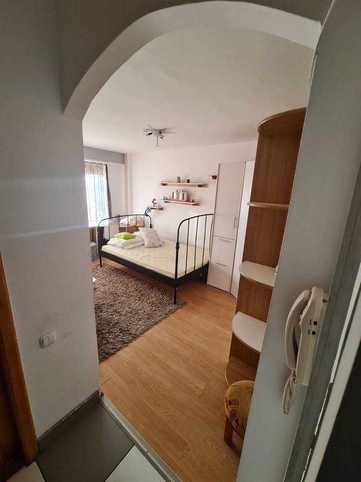 Inchiriez apartament o camera zona centrala