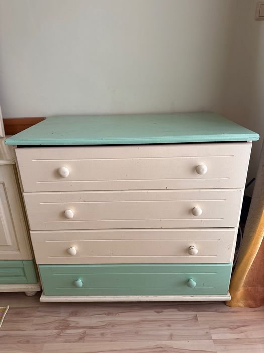 Мебели обзавеждане за детска стая - легла, гардероб, скрин, ракла,бюро