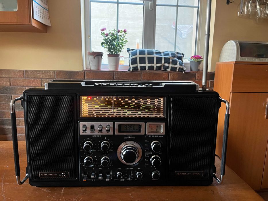 Radio Grundig Satellit Professional Stereo 2400