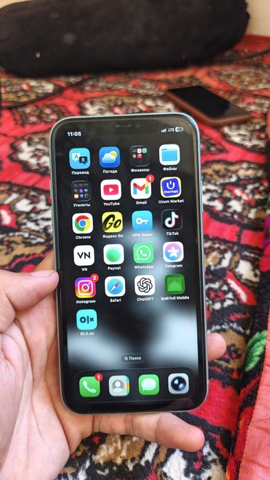 iPhone 11, sotiladi xotirasi 64gb.