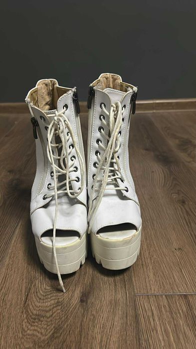 Бели токчета на платформа 37 номер