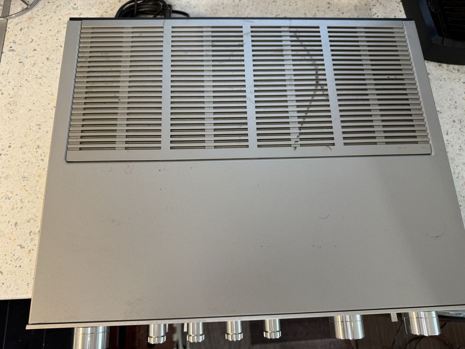 Grunding V5000 Качествен стерео усилвател