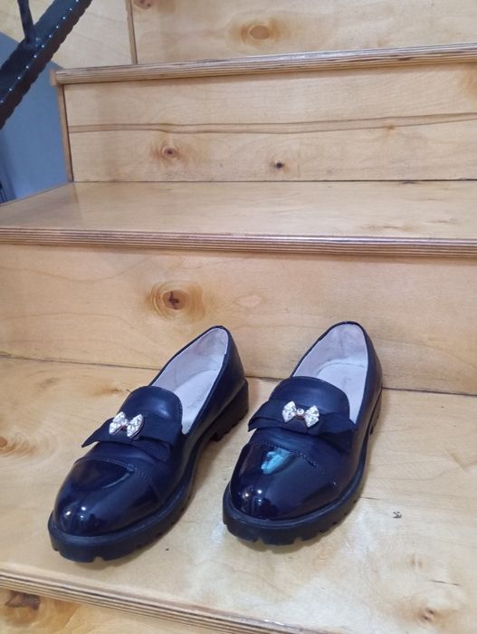 Продам  школьные туфли