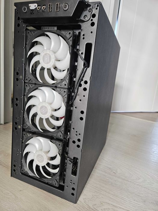 Carcasa Silentium PC ATX si SSD