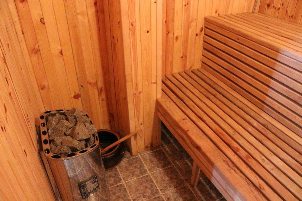 Продавам къща за живеене и къща за гости с голям двор