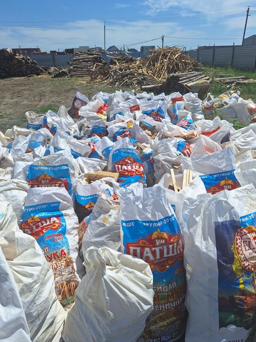 Дрова в мешках, опилки.