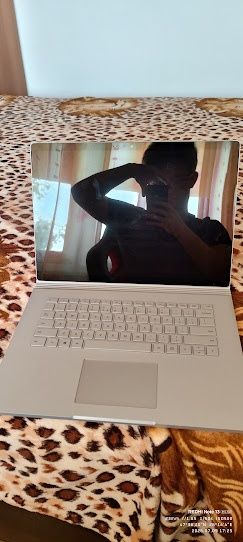 Laptop 2-in-1 Surface Book 2 vârf absolut de gamă
