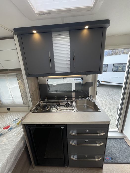 Rulotă nouă premium Hobby OnTour 390Sf pentru 4 persoane