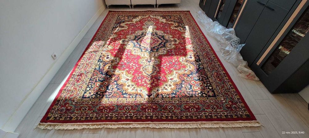 Covor din lana romanesc de 3,5m x 2,5 m Este nou, nefolosit. Are 19 kg