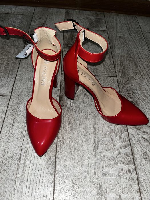 ПРОДАЮТСЯ абсолютно новые босоножки