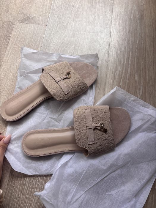 Бежави чехли за лятото