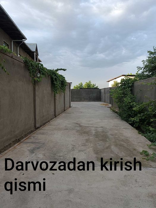 Qumariqda Katta hovli uy sotiladi 5 xona 2xol 3ta sanuzel.