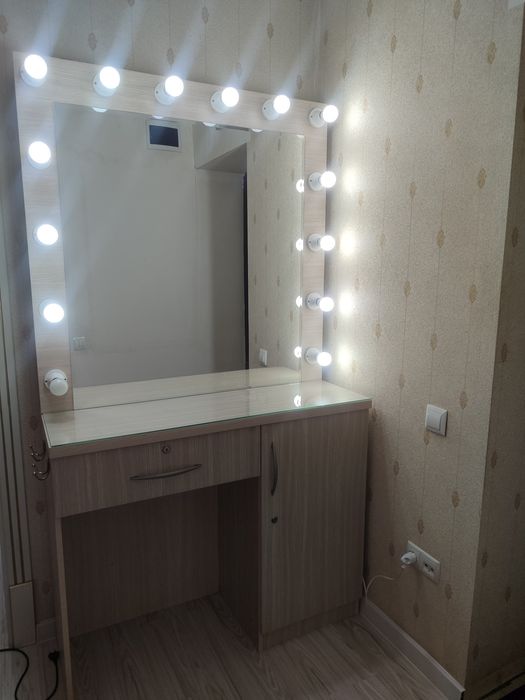 Prodayotsya stol dlya makiyaja