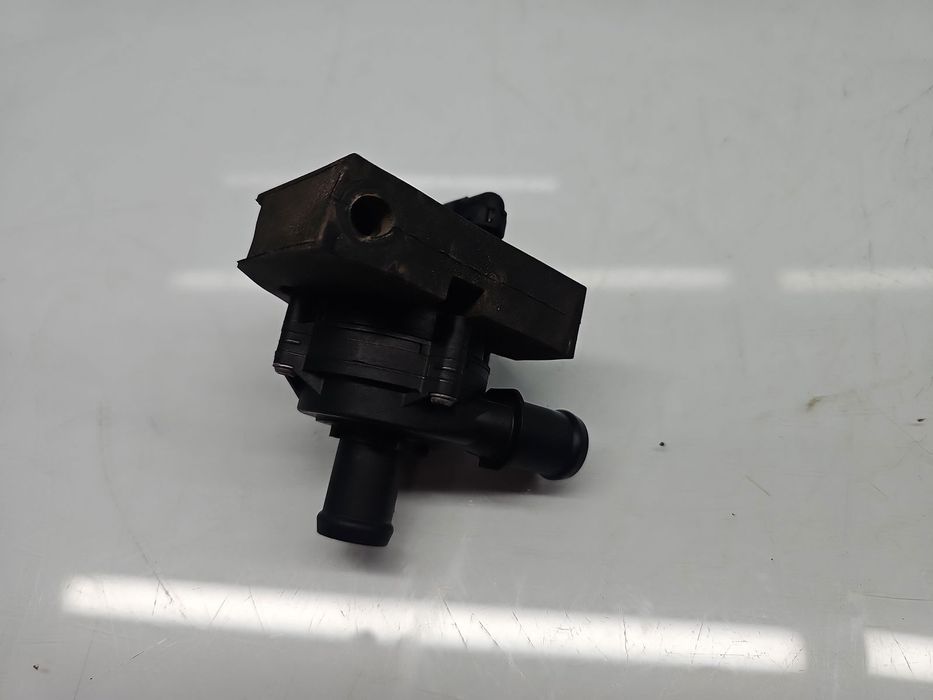 Pompa recirculare apa Volkswagen Touran (5T1) [2015-2022] 5Q0965567 1.