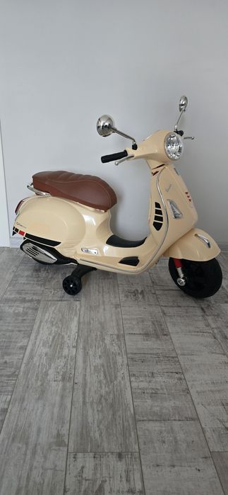 Акумулаторен мотоциклет Vespa 6V с фарове – в бежово-кафяв цвят