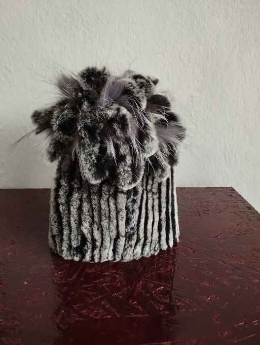 Дамски зимни шапки