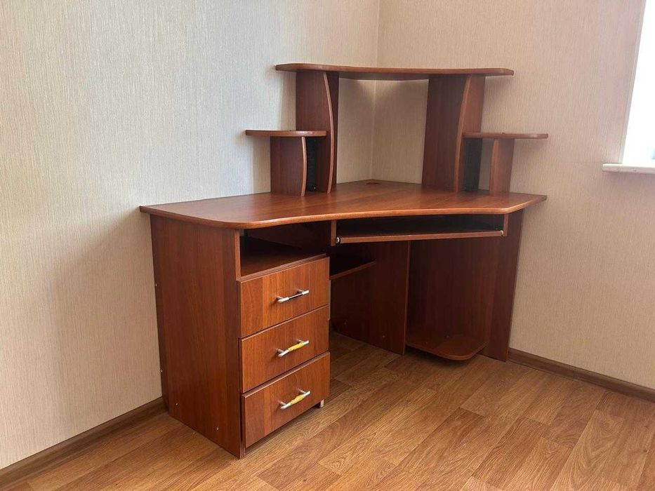 Продам стол компьютерный/письменный
